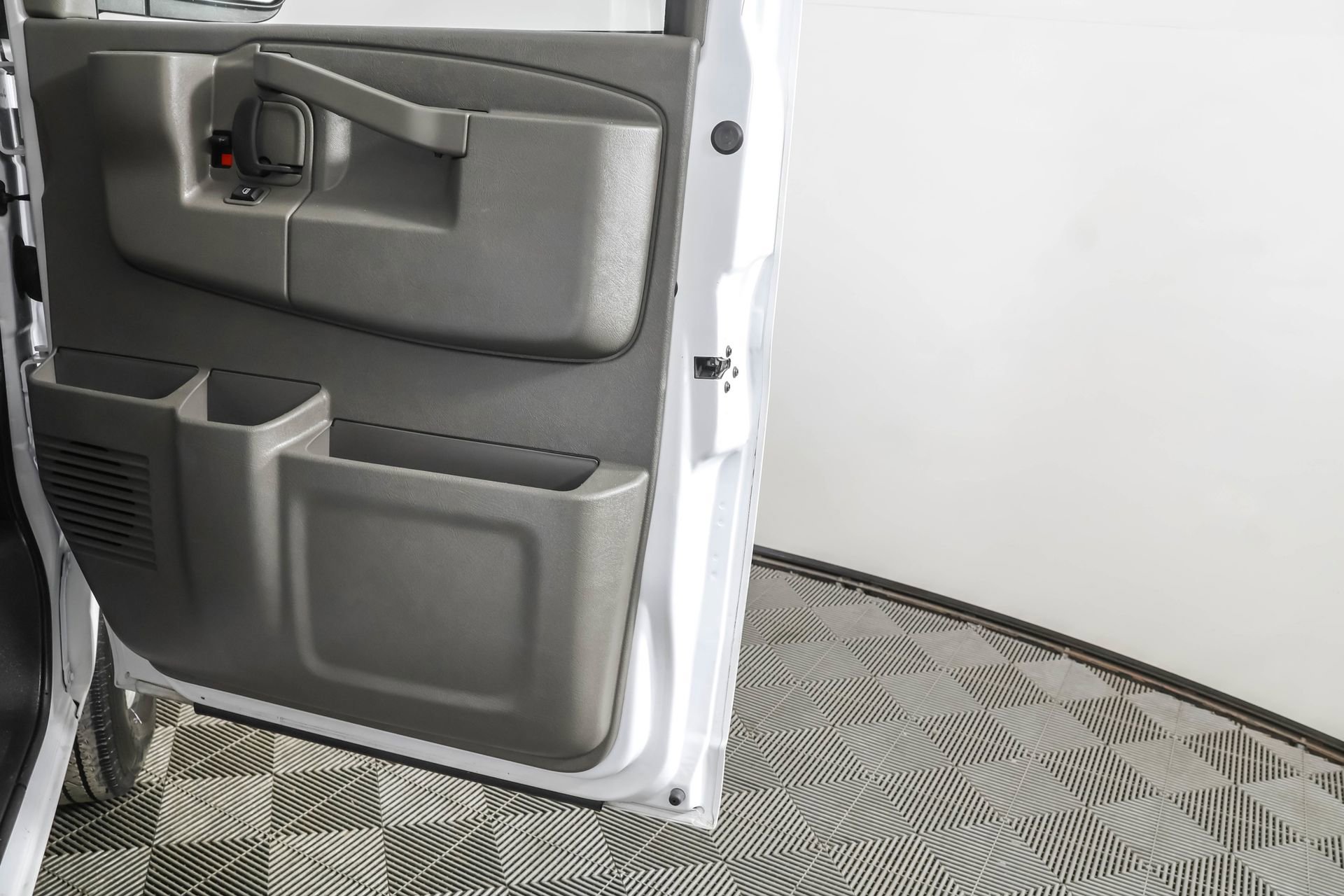 Used 2025 Chevrolet Express 3500 LT w/ LT Preferred Equipment Group image 43