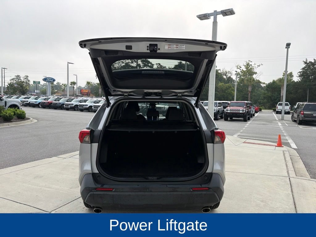 Used 2021 Toyota RAV4 XLE w/ Convenience Package FWD image 10