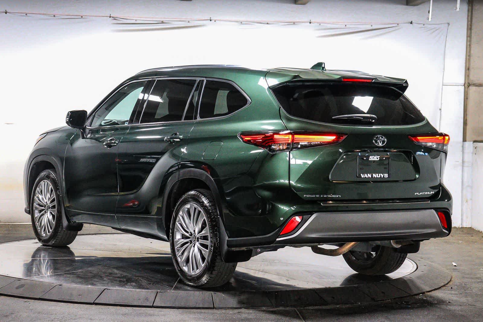 Used 2023 Toyota Highlander Platinum FWD image 2