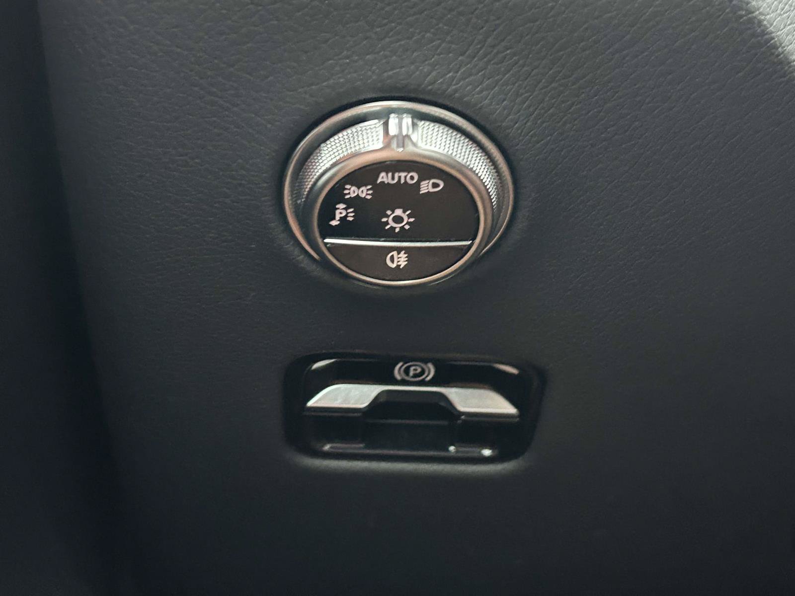 Used 2024 Mercedes-Benz GLC 300 4MATIC image 25