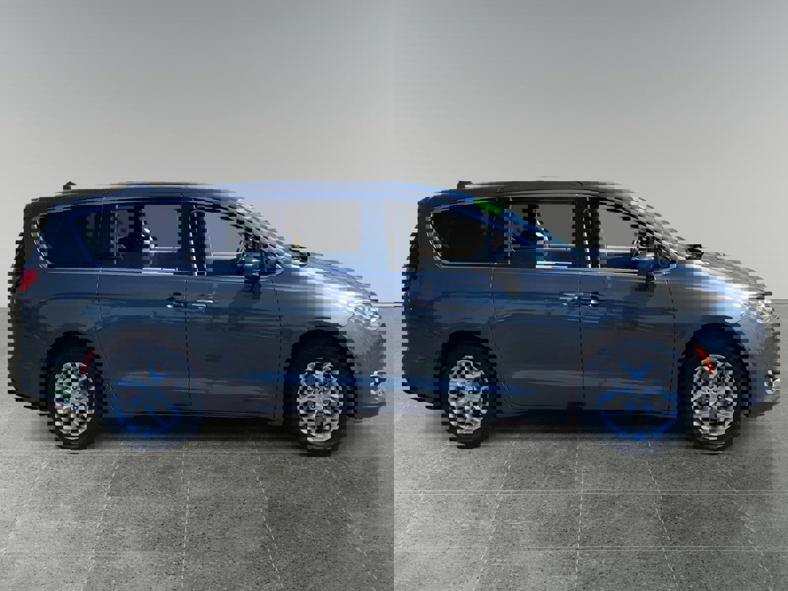 Used 2019 Chrysler Pacifica Touring Plus w/ Tire & Wheel Group image 6