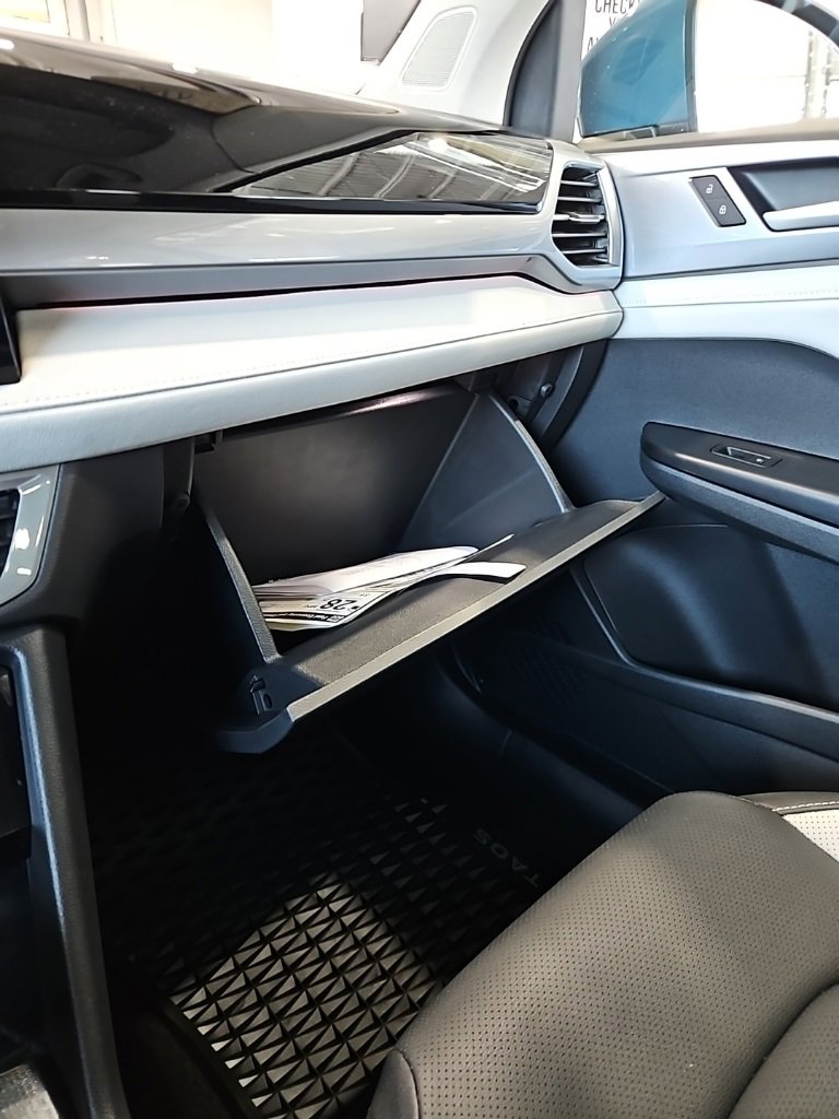 Used 2025 Volkswagen Taos SEL image 29