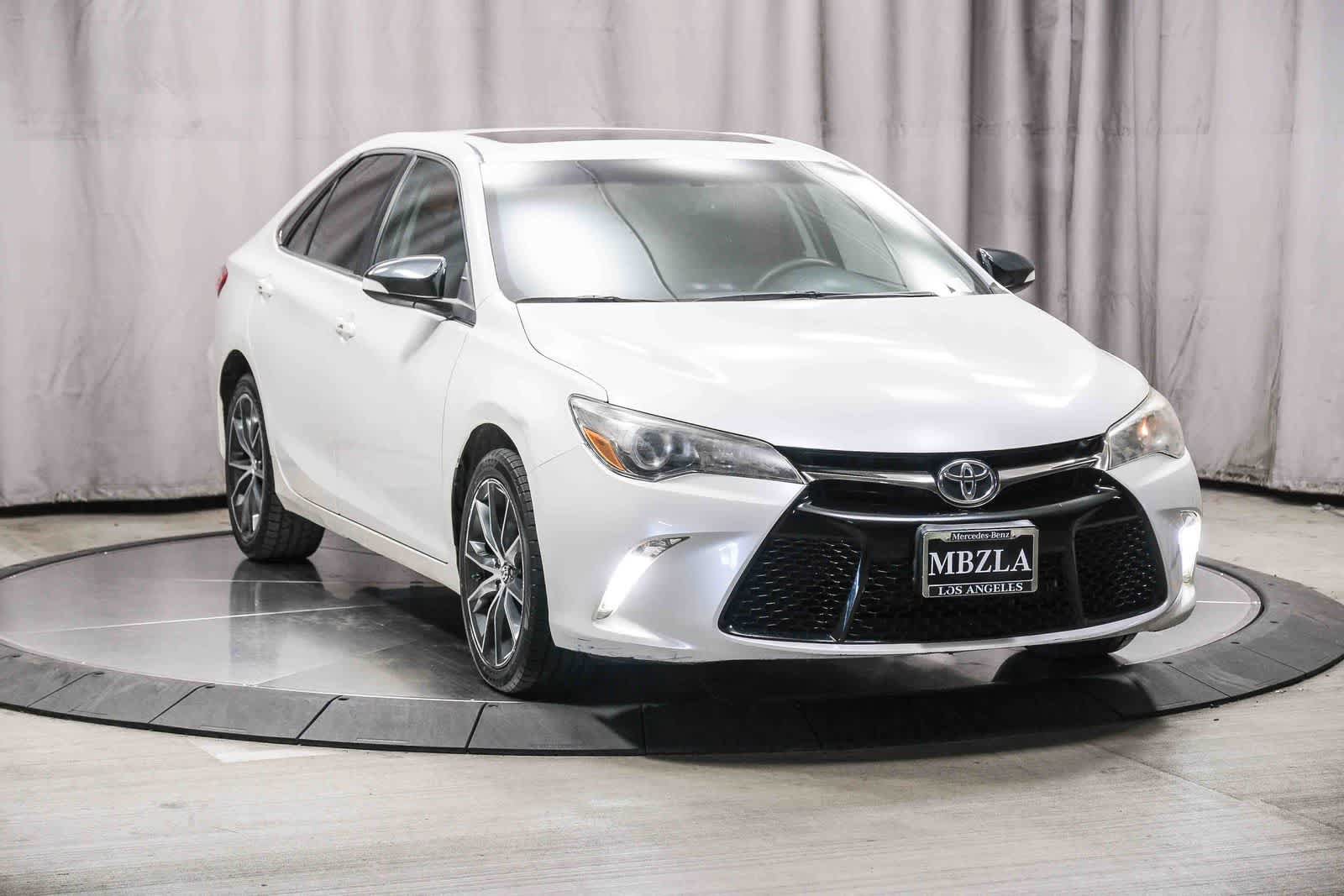 Used 2017 Toyota Camry XSE w/ Moonroof Package FWD image 5