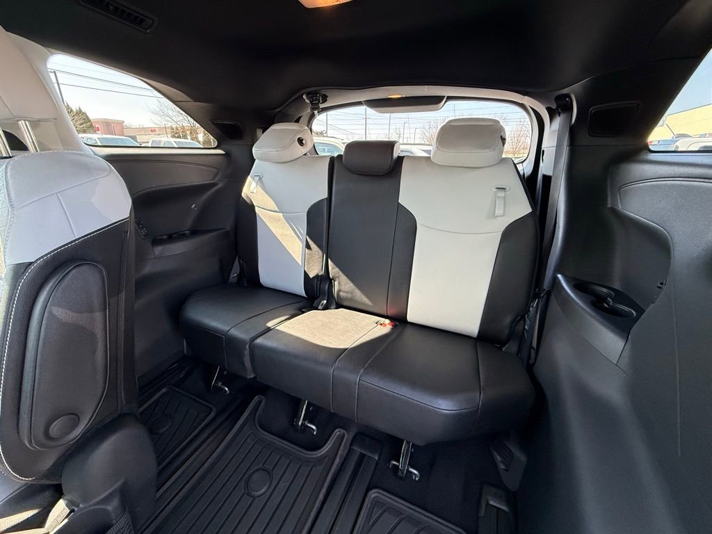 Used 2025 Toyota Sienna XSE w/ XSE Plus Package image 32