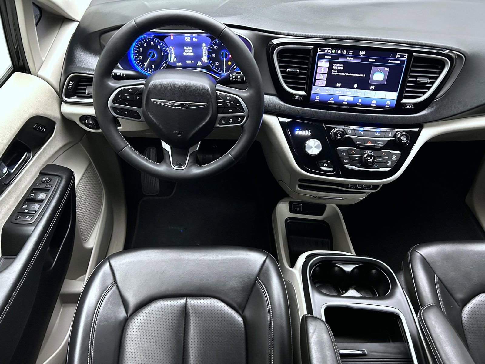 Used 2023 Chrysler Pacifica Touring-L image 14