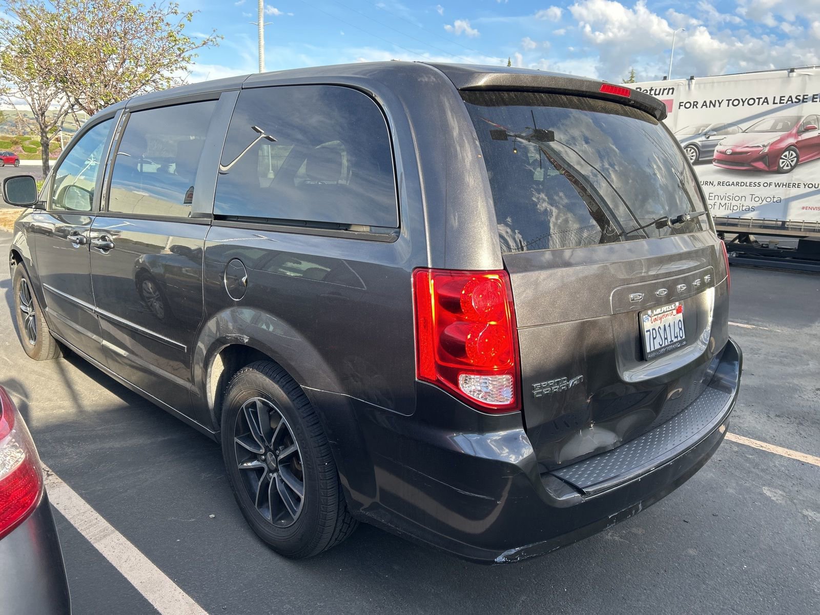Used 2016 Dodge Grand Caravan SE image 3