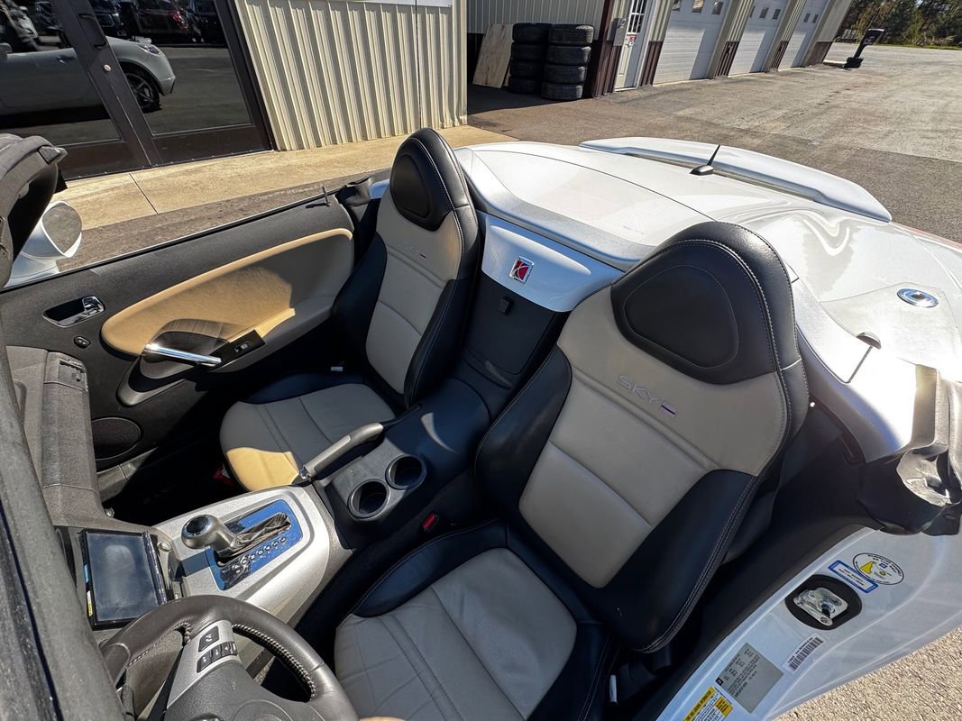 Used 2009 Saturn Sky Red Line RWD image 19