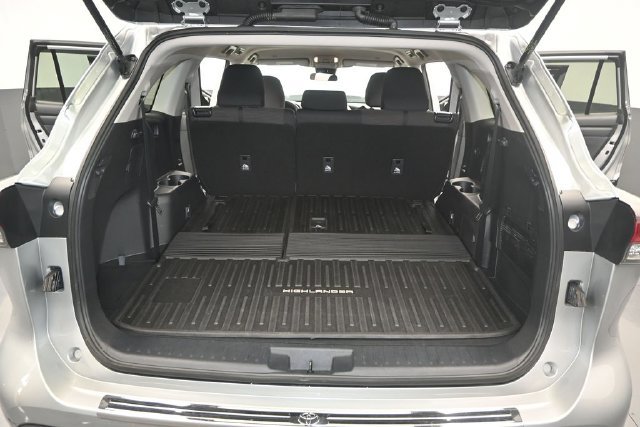 Used 2023 Toyota Highlander L FWD image 13