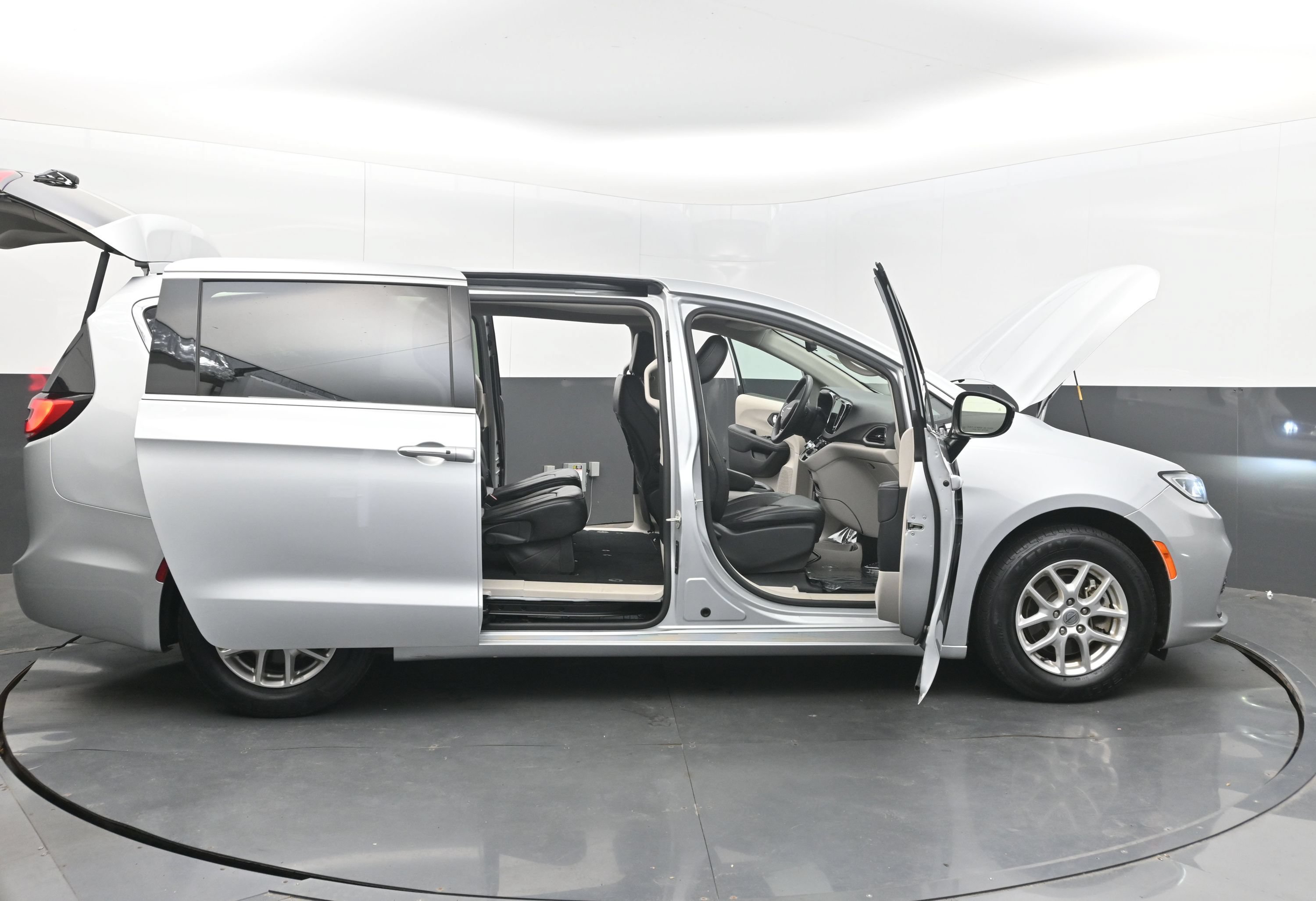 Used 2024 Chrysler Pacifica Touring-L FWD image 43