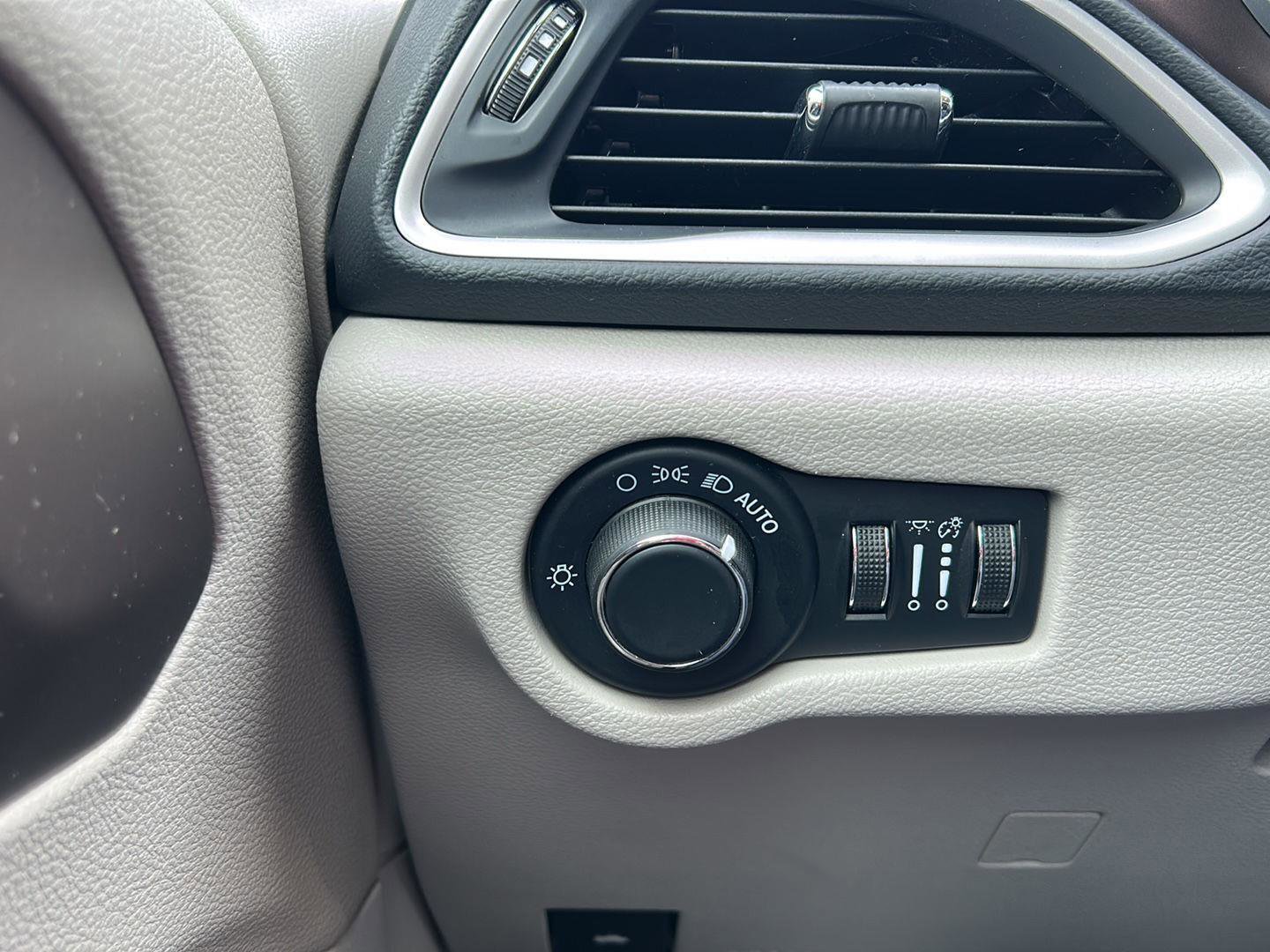 Used 2022 Chrysler Voyager LX FWD image 18