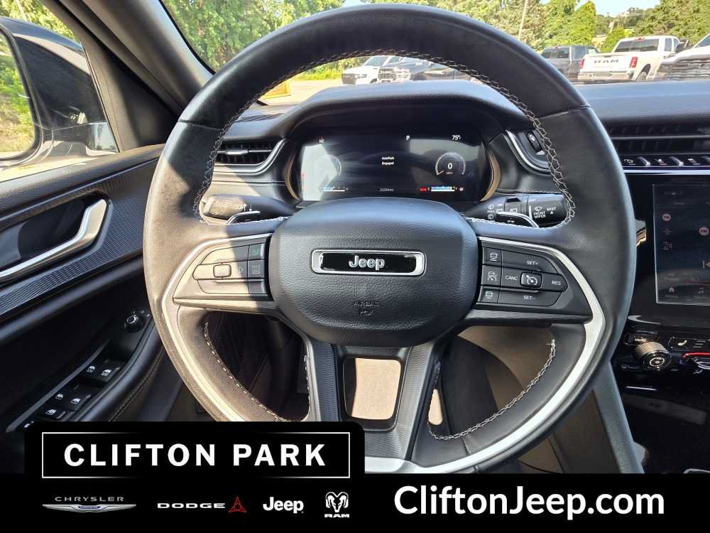Used 2023 Jeep Grand Cherokee Altitude AWD/4WD image 21