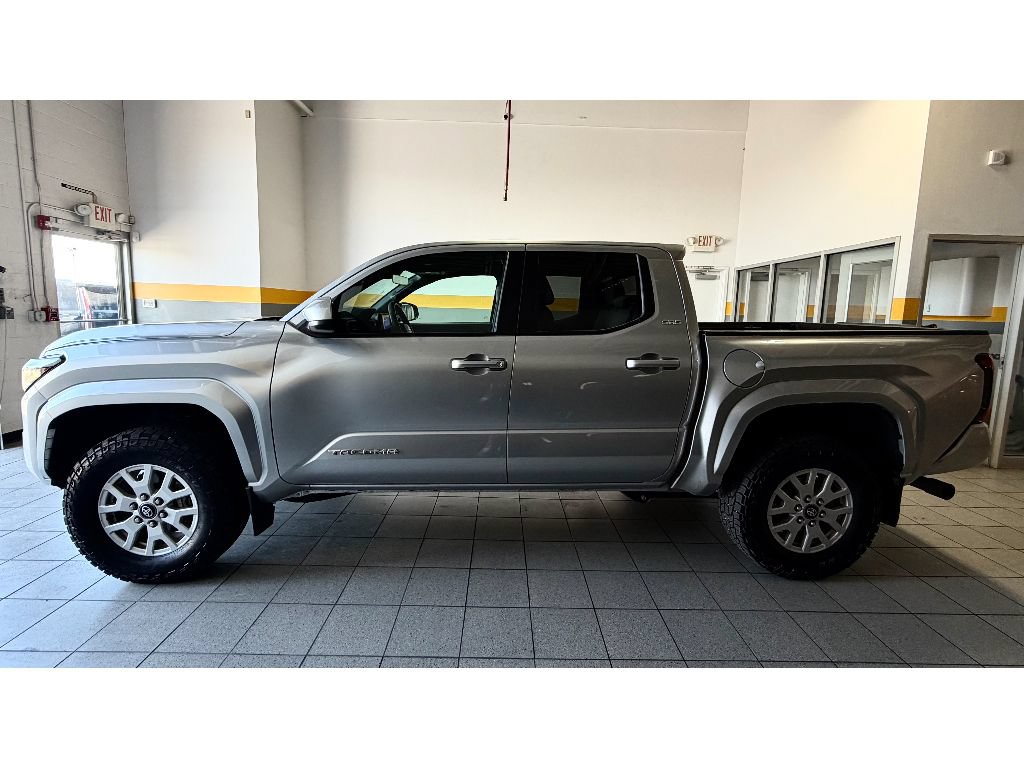 Used 2024 Toyota Tacoma SR5 AWD/4WD image 12