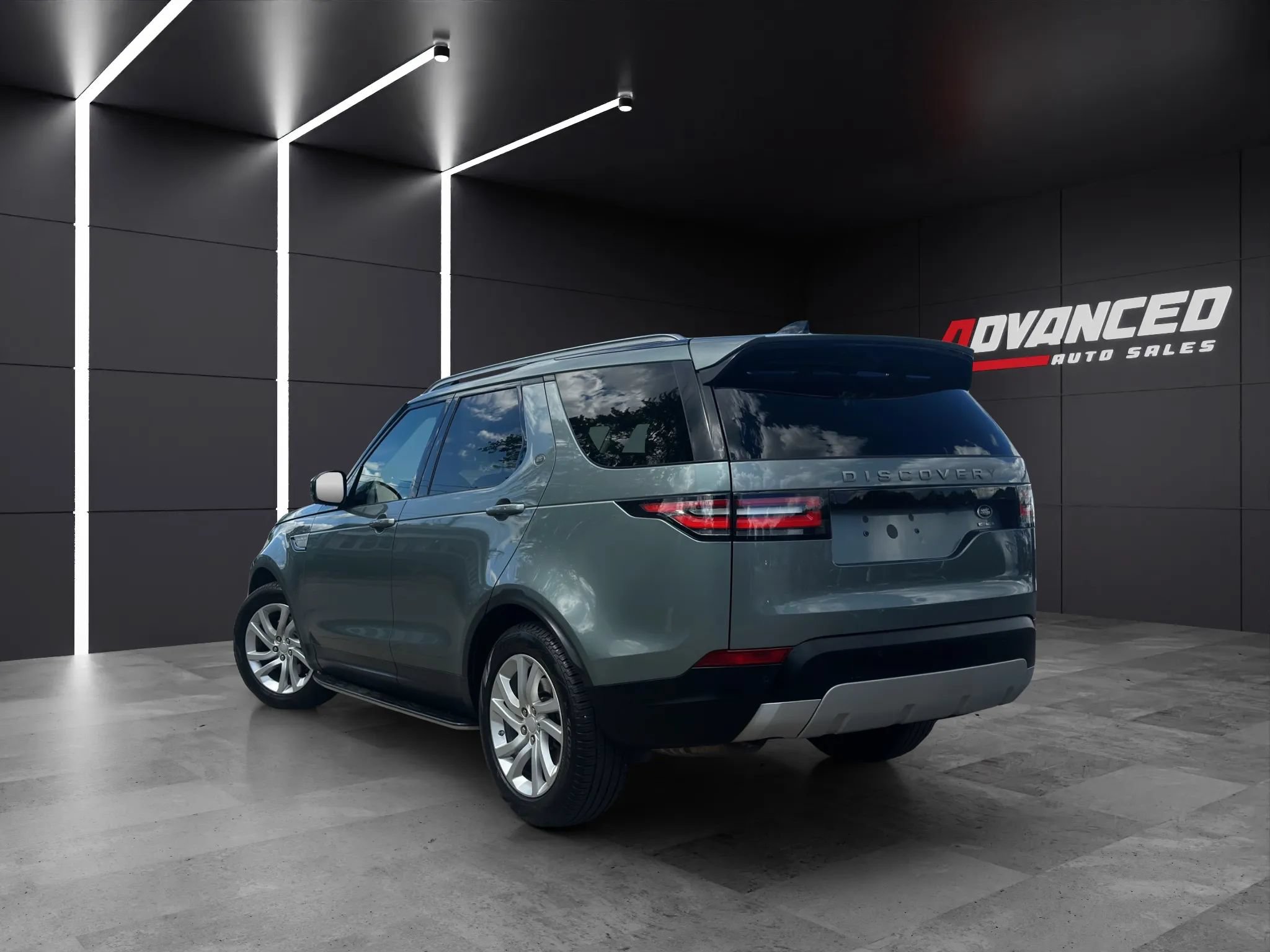 Used 2017 Land Rover Discovery HSE AWD/4WD image 4