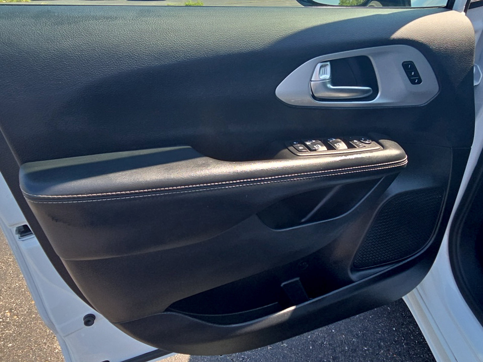 Used 2025 Chrysler Pacifica Limited FWD image 11
