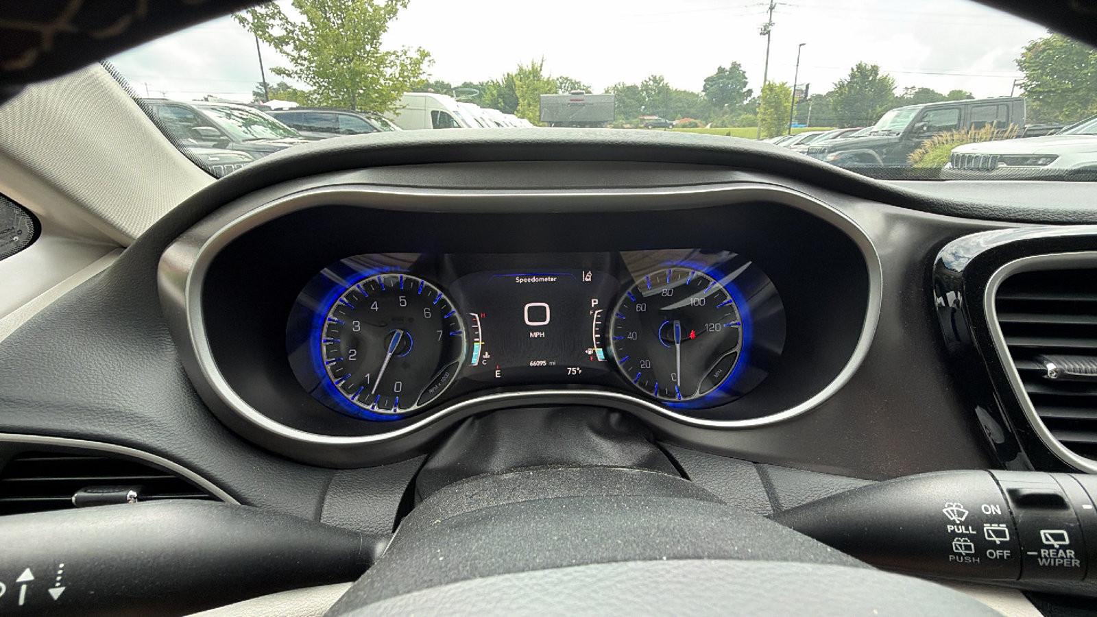 Used 2024 Chrysler Pacifica Touring-L FWD image 28