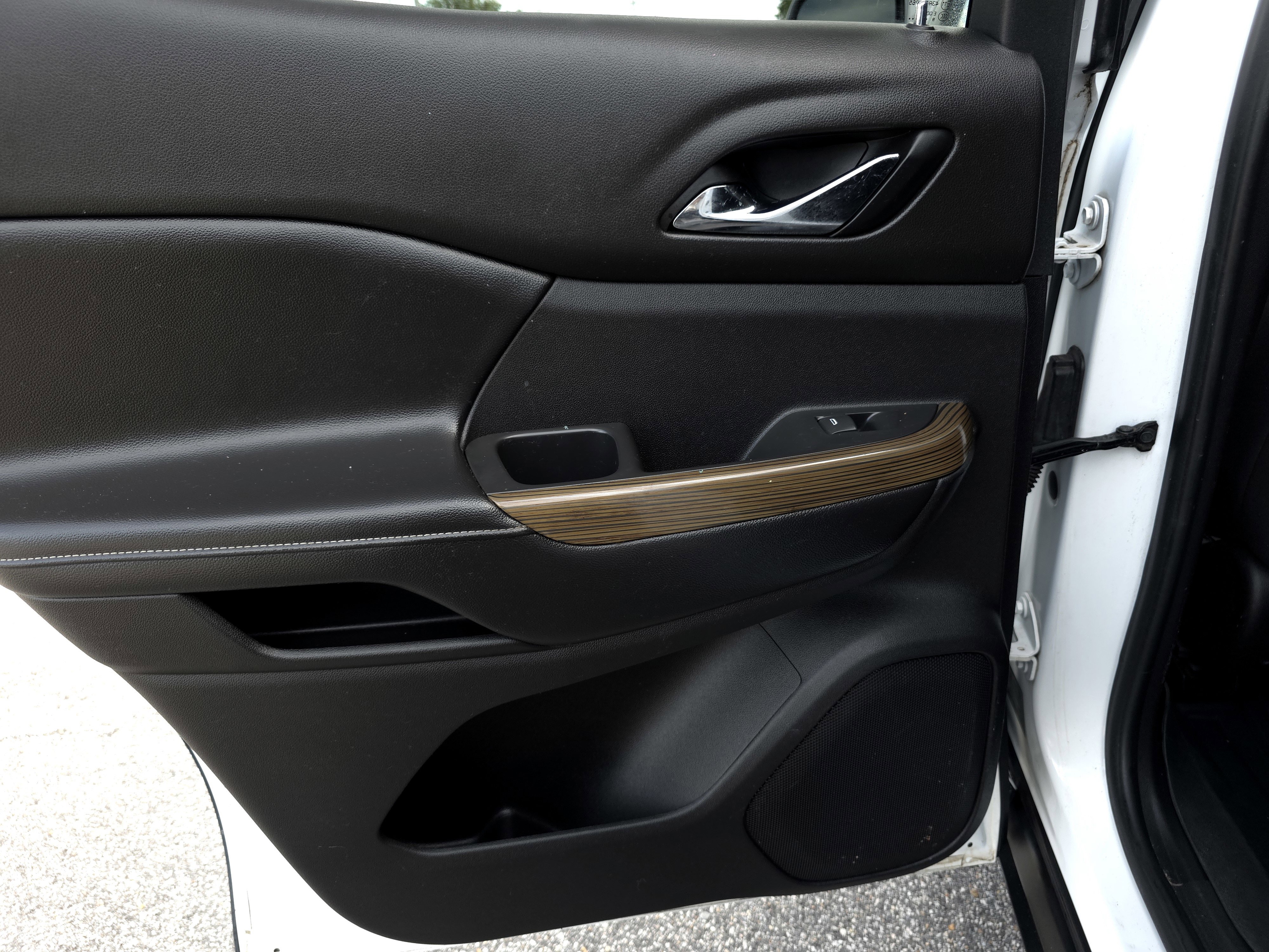 Used 2019 GMC Acadia SLE image 28