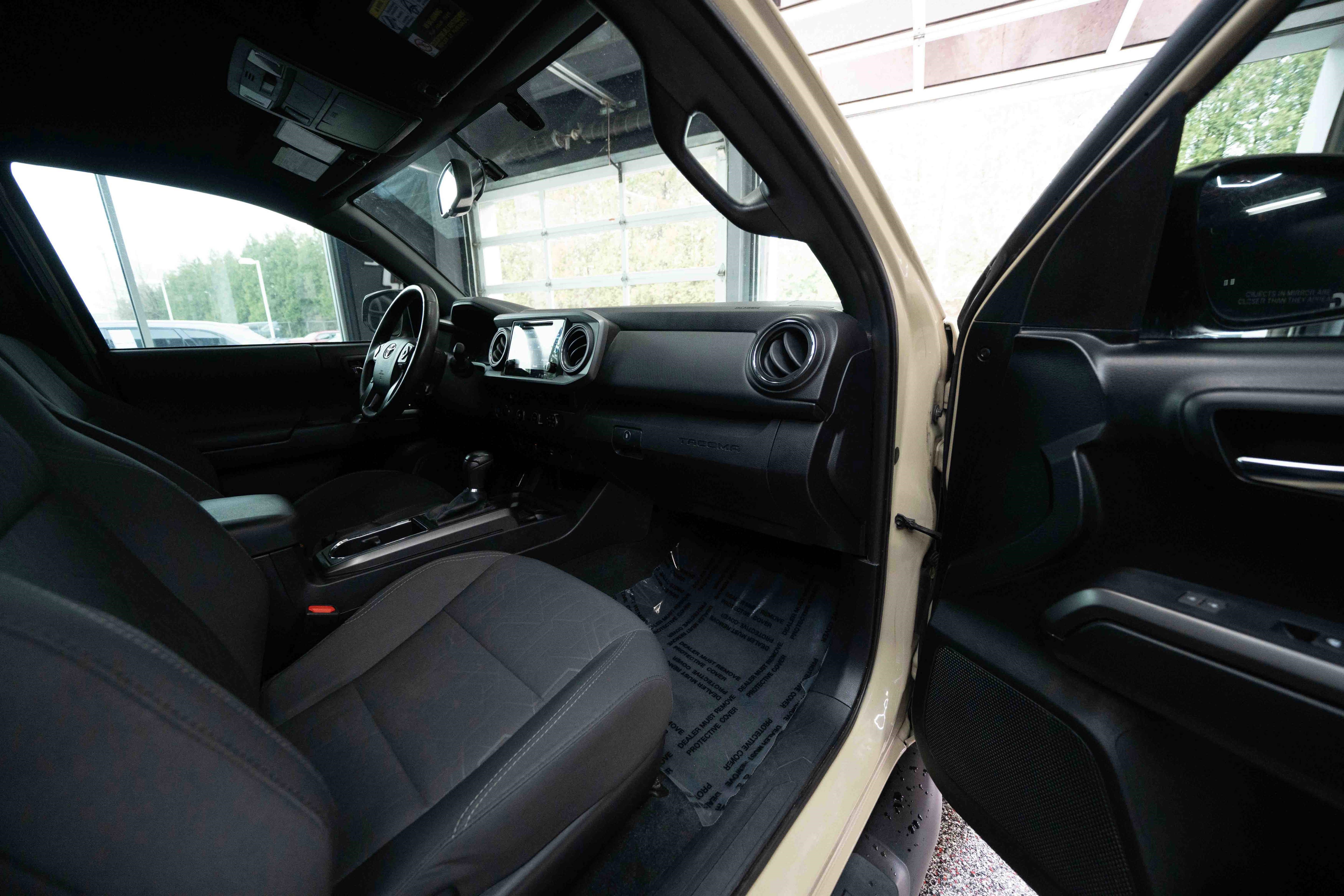 Used 2017 Toyota Tacoma TRD Sport w/ Tow Package (A/T) image 25