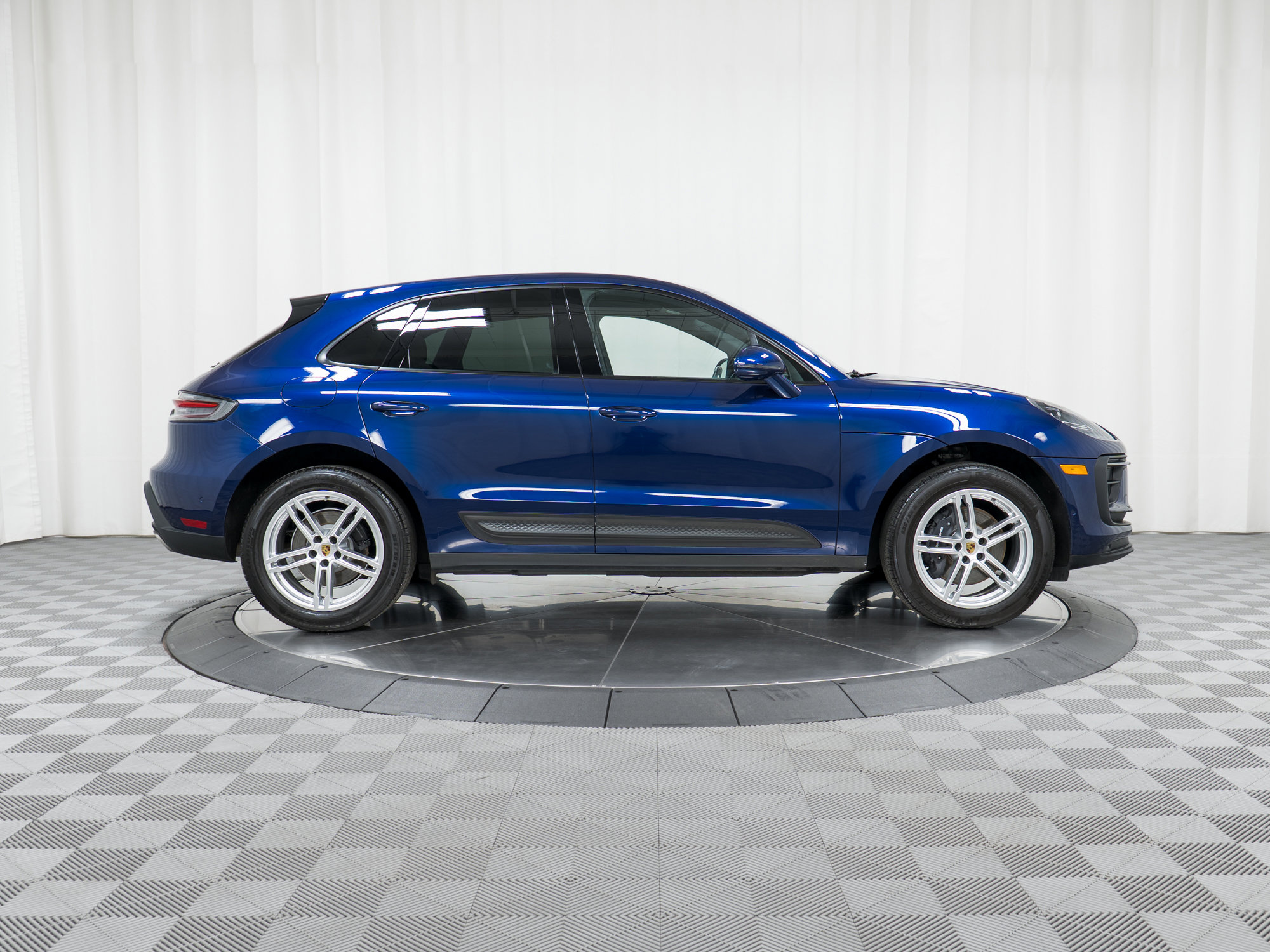 Certified 2022 Porsche Macan image 8