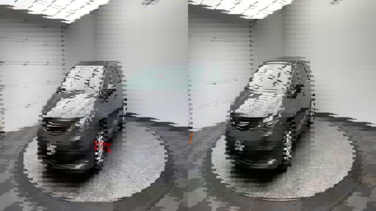 Used 2023 Chrysler Voyager LX image 33