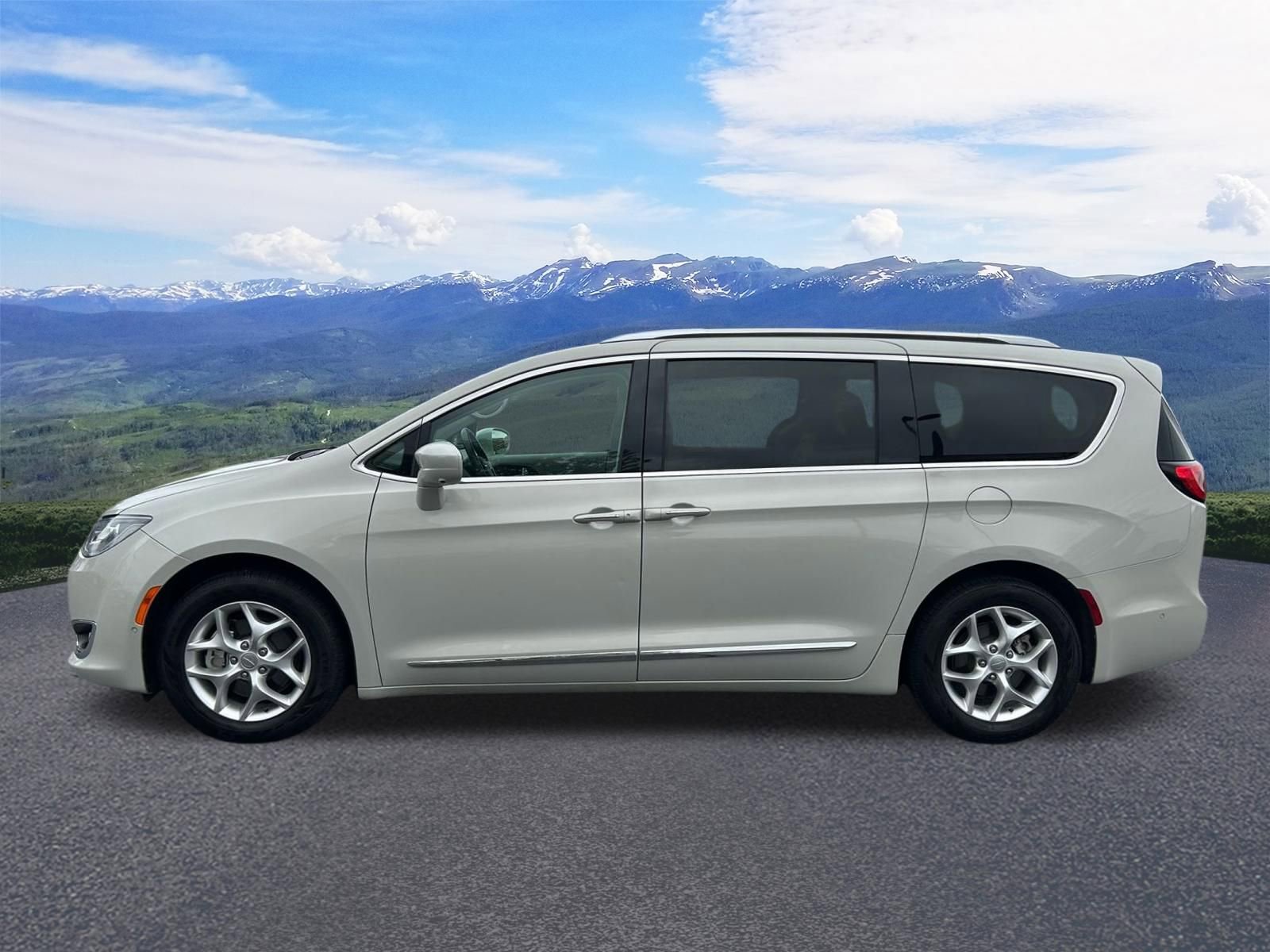 Used 2020 Chrysler Pacifica Touring-L Plus w/ Tire & Wheel Group image 2