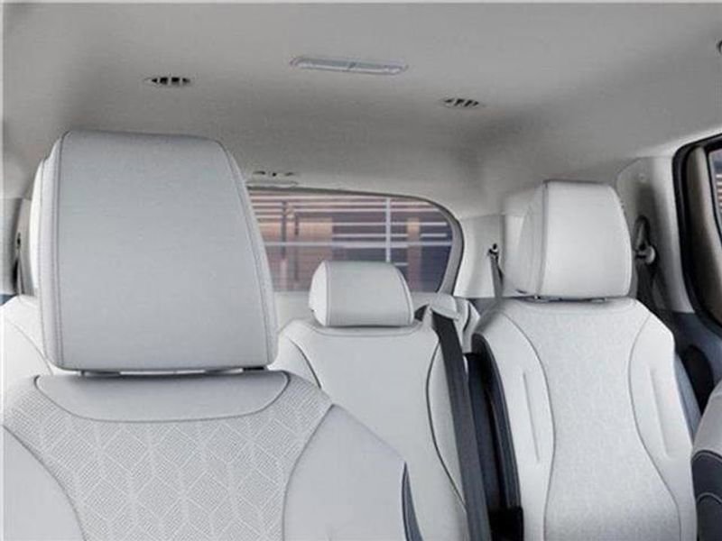 New 2026 Kia Carnival EX image 81