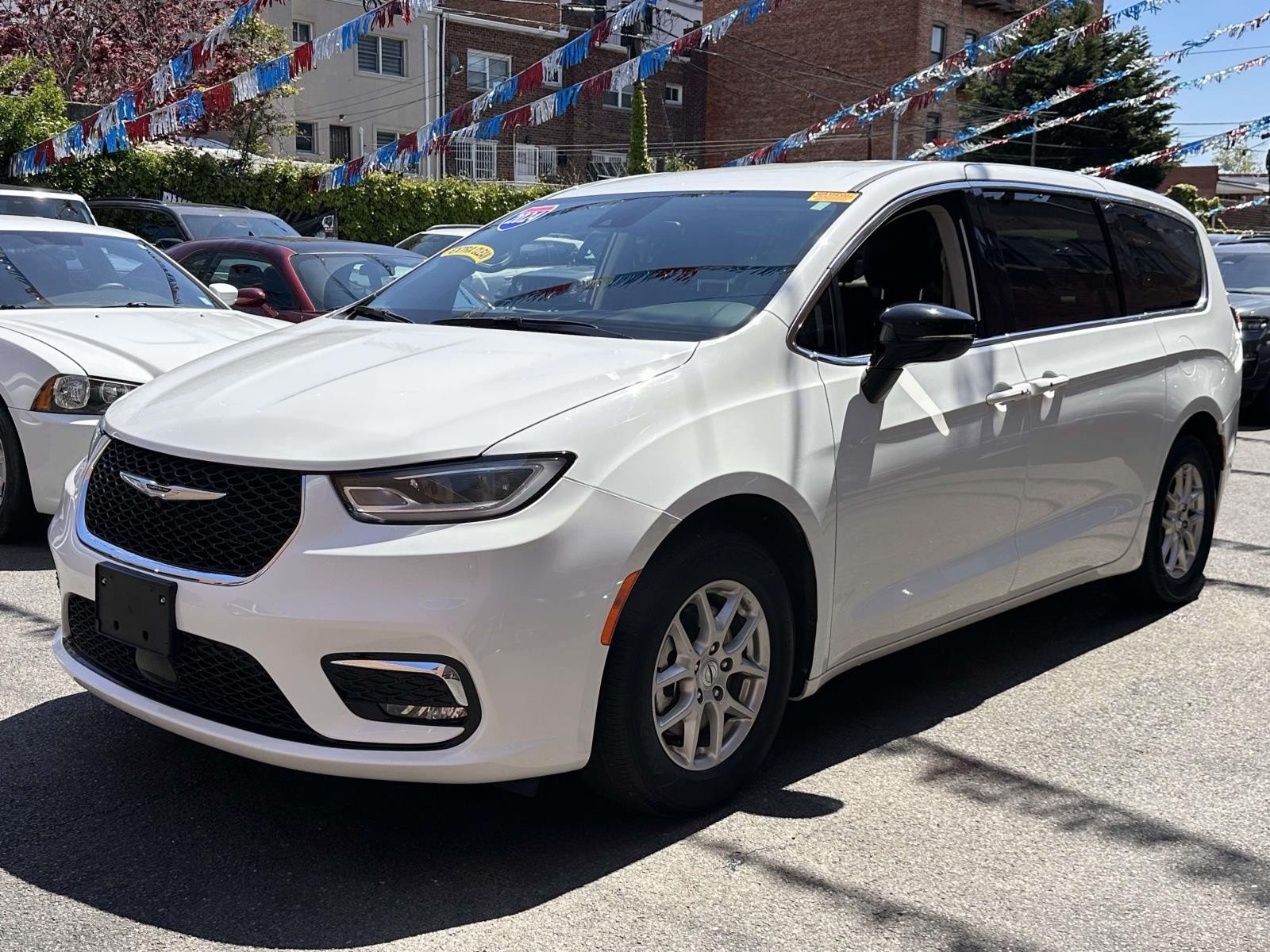 Used 2024 Chrysler Pacifica Touring-L FWD image 7