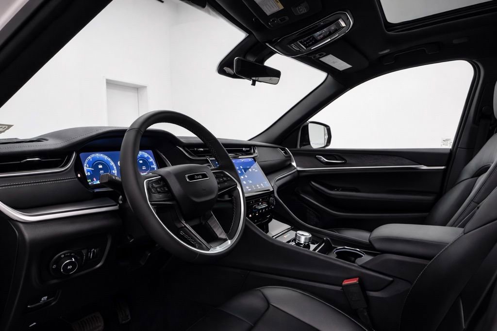 Used 2025 Jeep Grand Cherokee Limited image 12