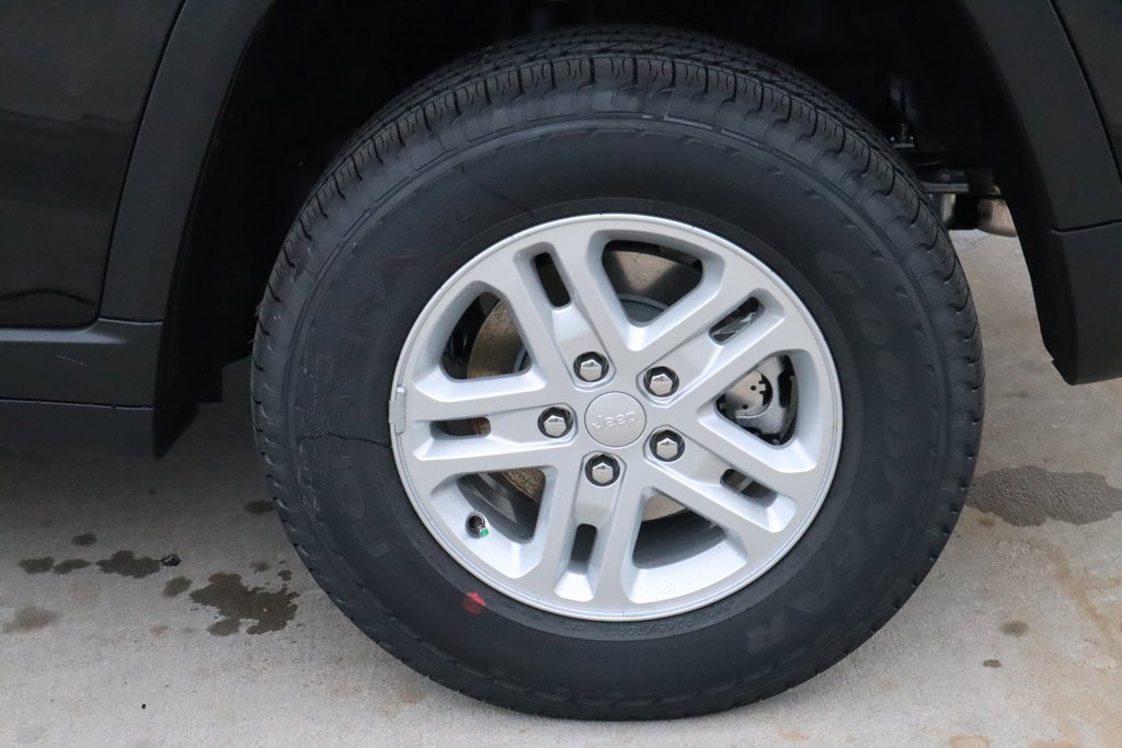 New 2025 Jeep Grand Cherokee Laredo image 17