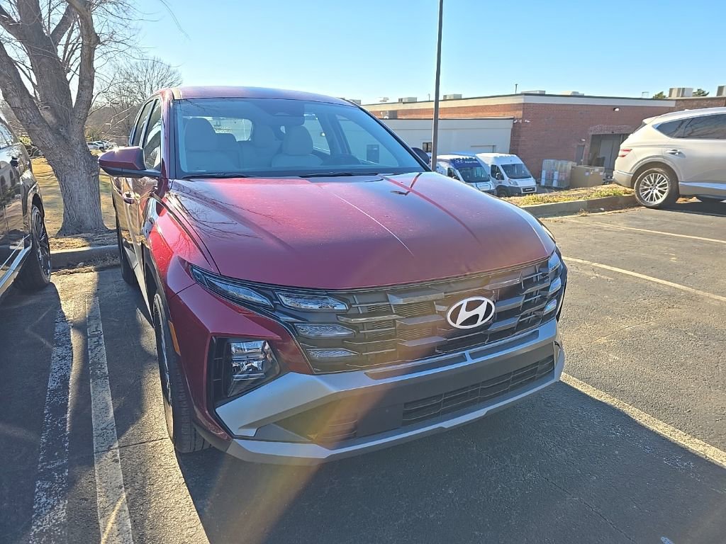 Certified 2025 Hyundai Tucson SE image 2