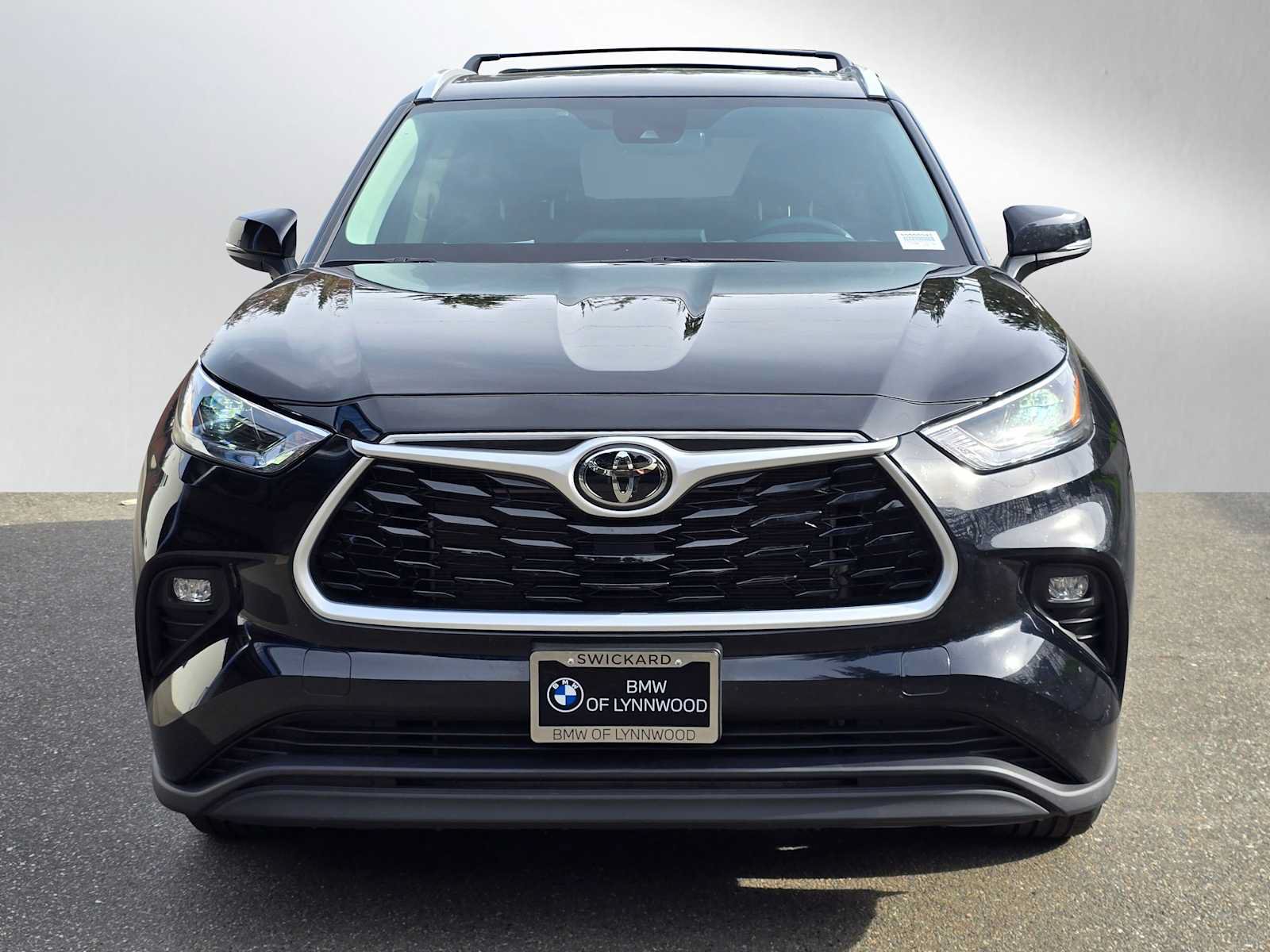 Used 2024 Toyota Highlander XLE AWD/4WD image 8
