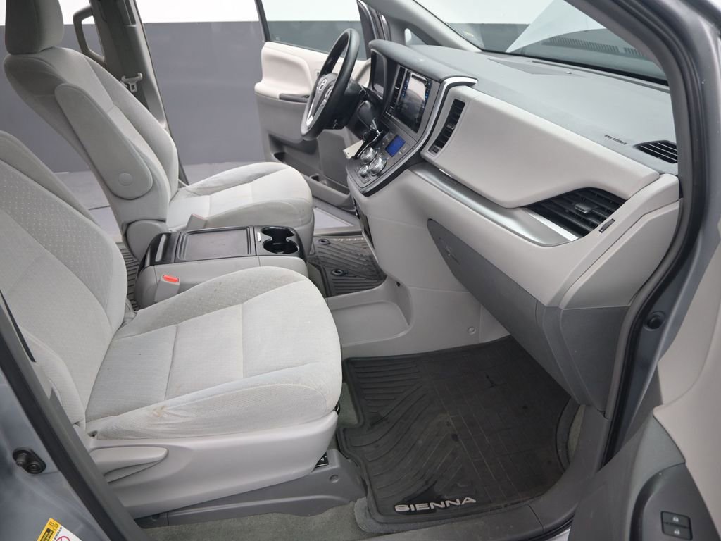 Used 2015 Toyota Sienna LE image 23