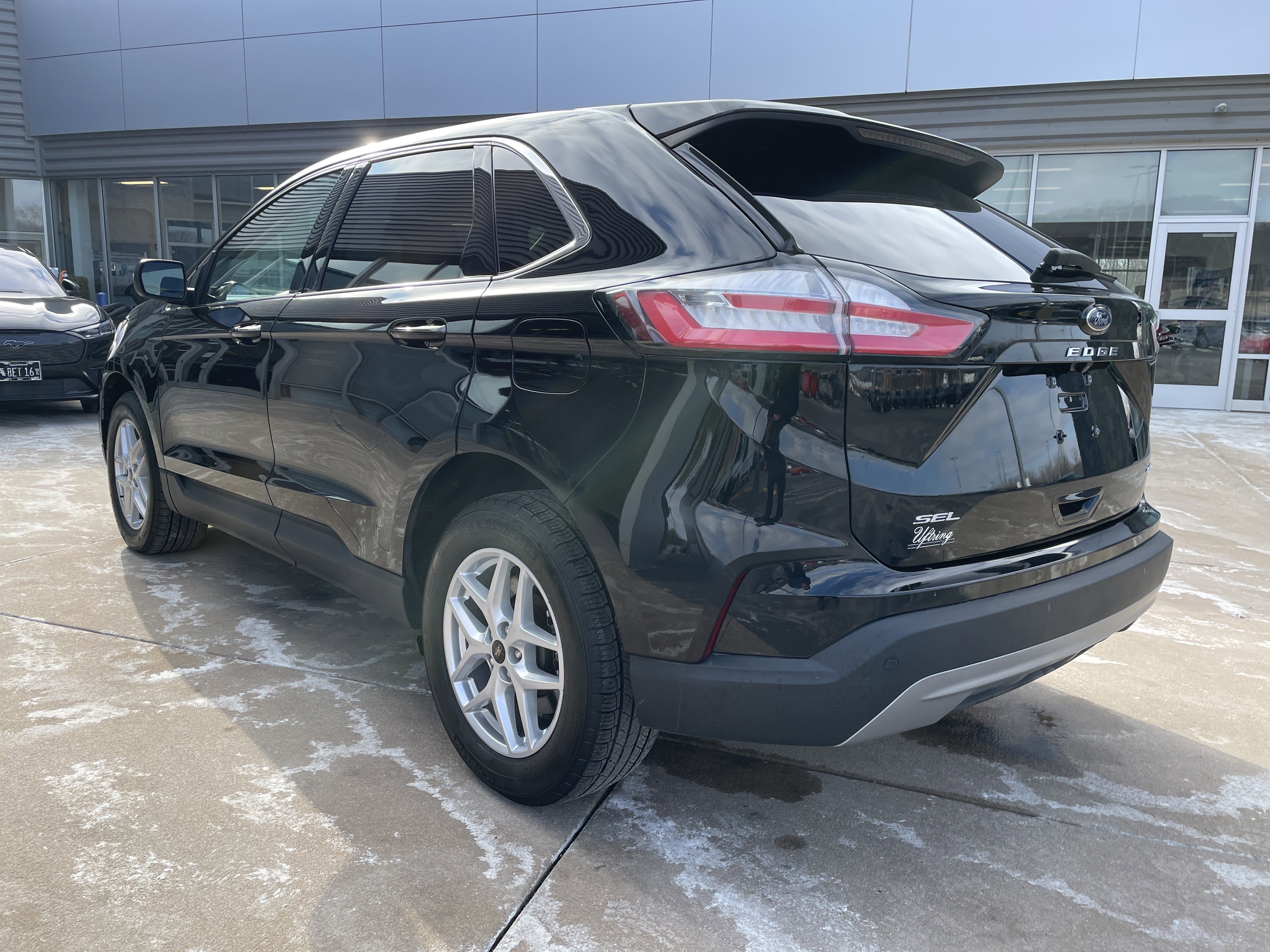 Used 2023 Ford Edge SEL w/ Convenience Package image 3