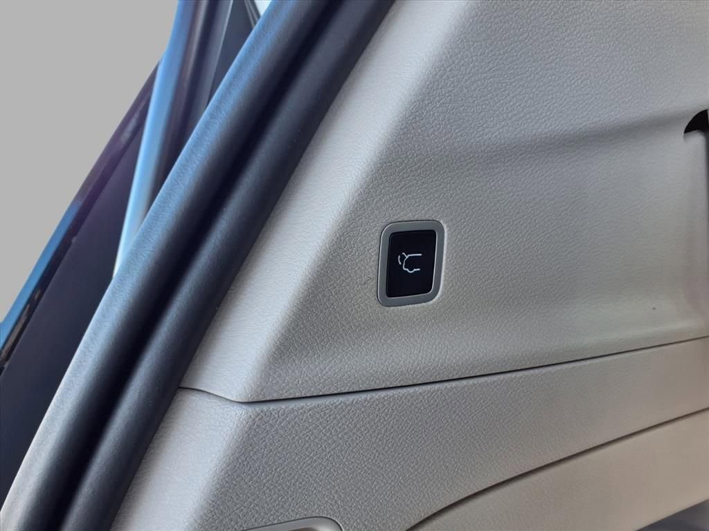 Certified 2024 Chrysler Pacifica Touring-L image 27