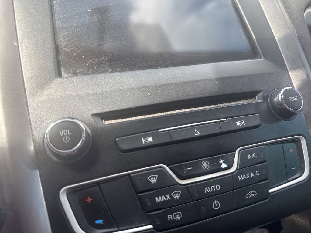 Used 2018 Ford Fusion SE w/ Fusion SE Technology Package FWD image 19