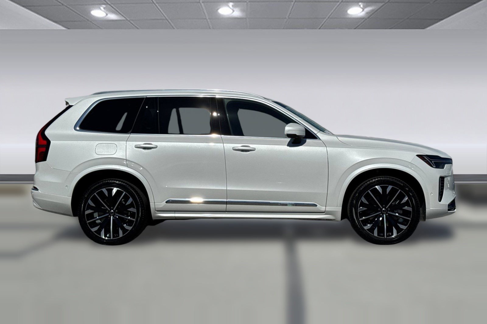 Used 2025 Volvo XC90 B6 Ultra w/ Protection Package Premier image 8