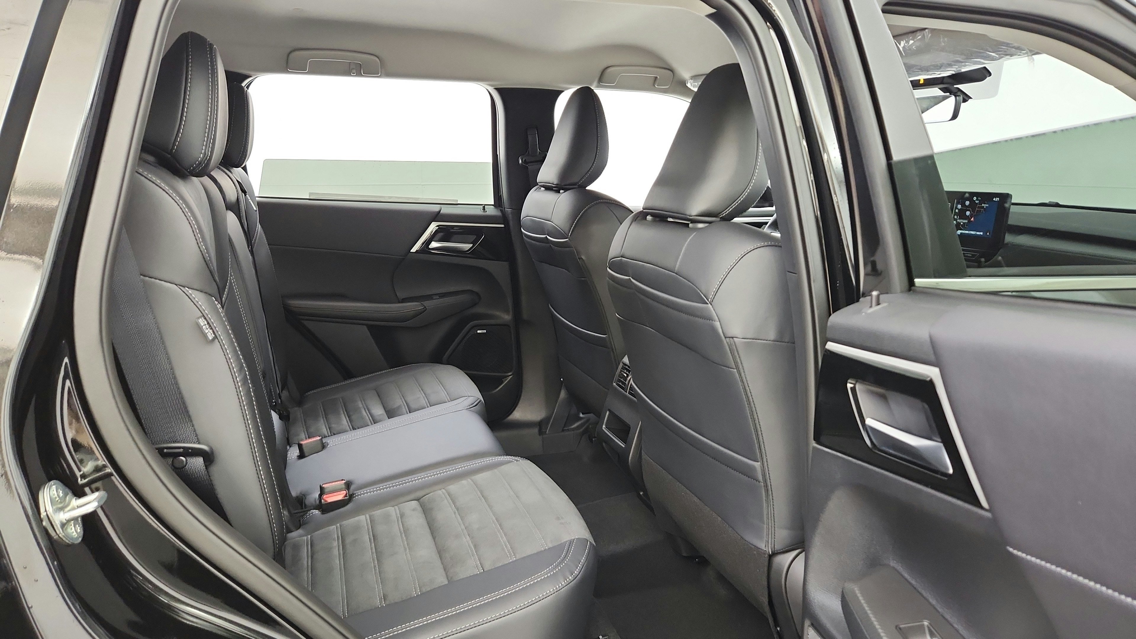 Used 2025 Mitsubishi Outlander SE AWD/4WD image 13