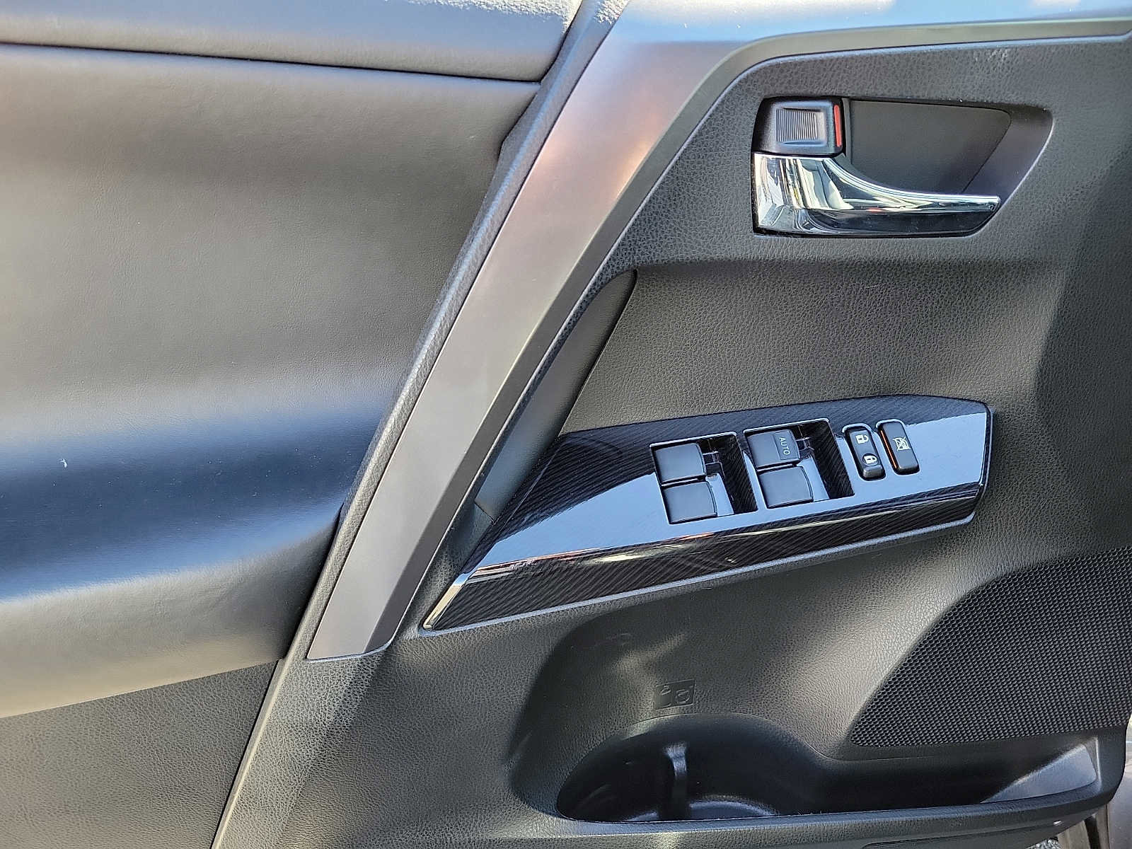 Used 2017 Toyota RAV4 SE image 12