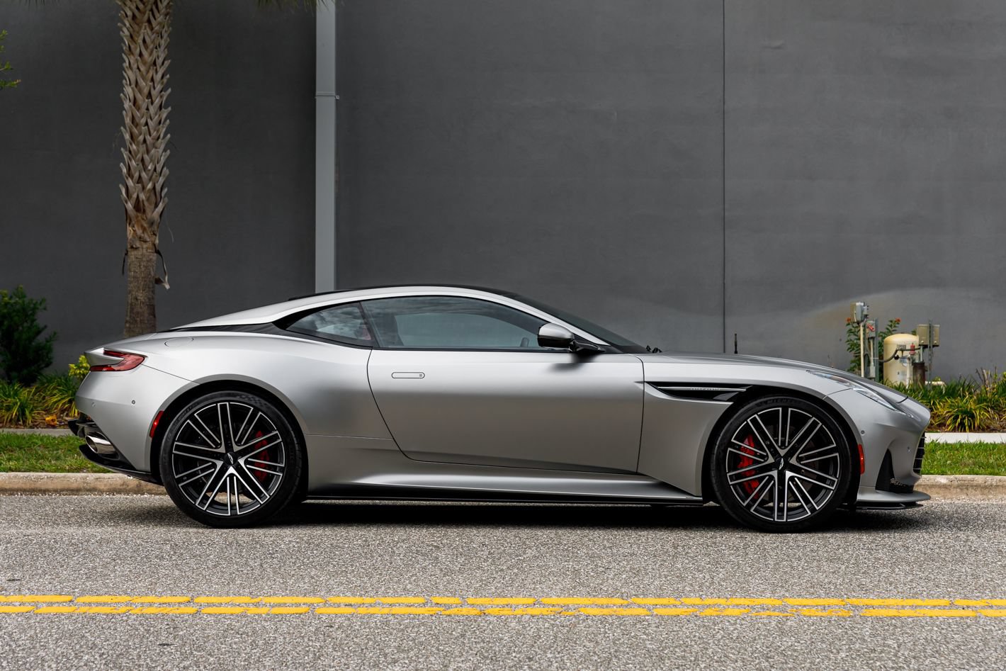 Used 2024 Aston Martin DB12 Coupe RWD image 6