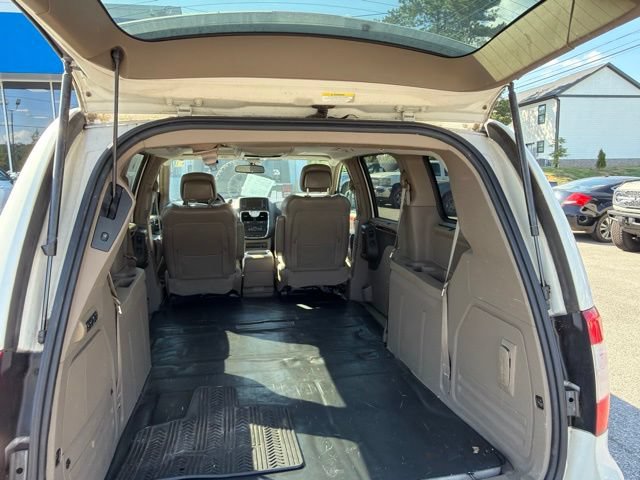 Used 2011 Chrysler Town & Country Limited FWD image 35