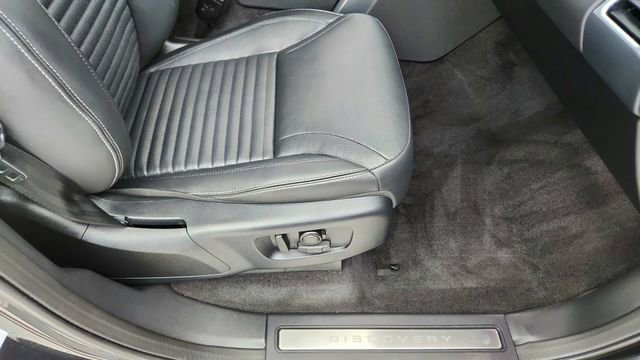 Used 2024 Land Rover Discovery Dynamic SE AWD/4WD image 21