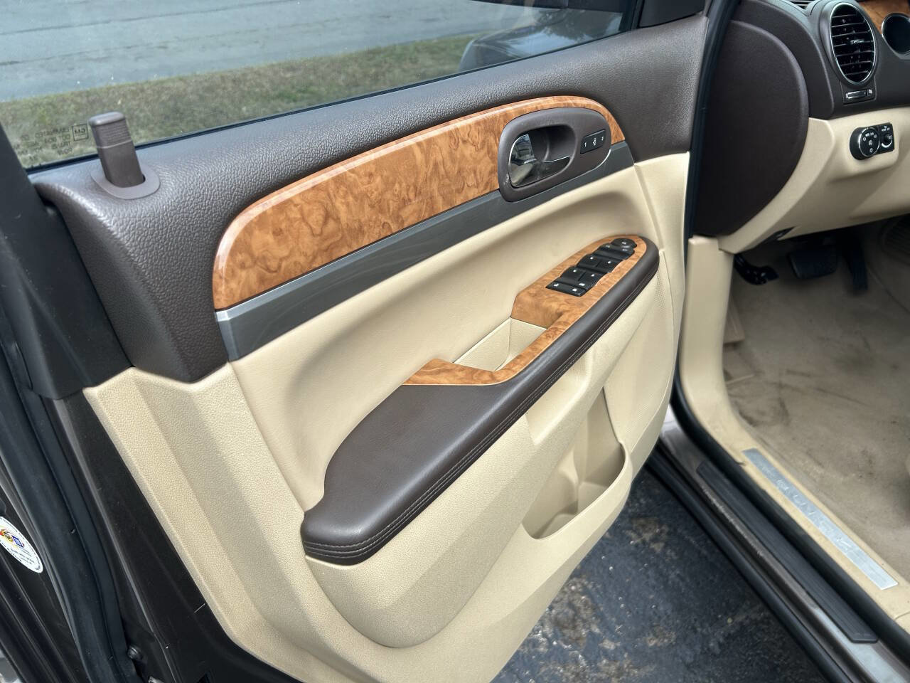 Used 2010 Buick Enclave CXL image 11