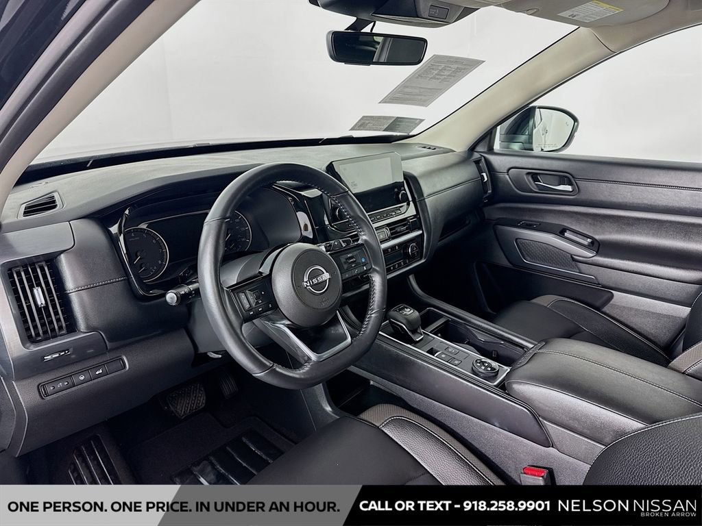 Certified 2025 Nissan Pathfinder SL image 9