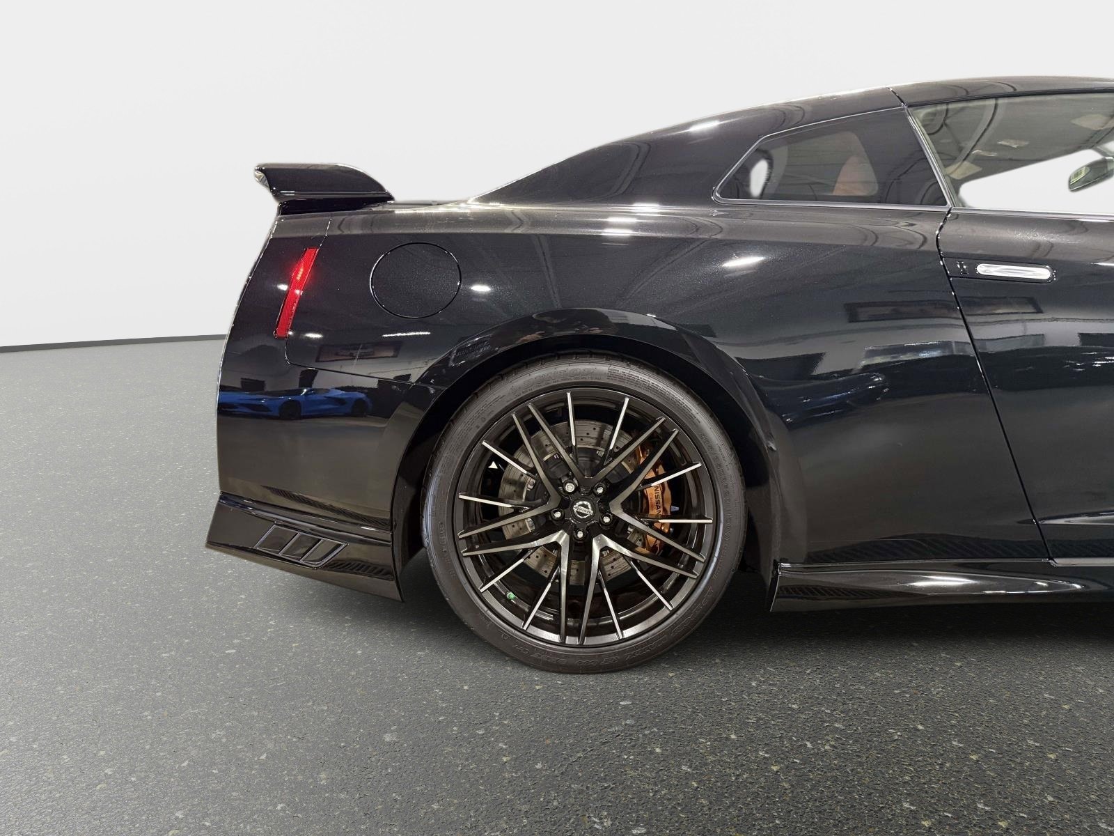 Used 2021 Nissan GT-R Premium image 15