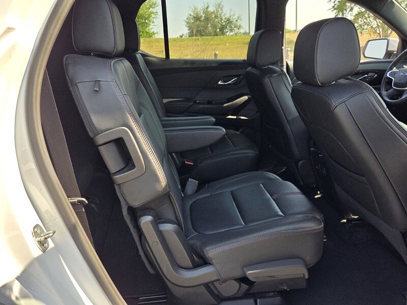 Used 2023 Chevrolet Traverse RS FWD image 16