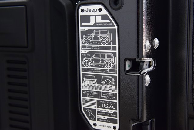 Used 2025 Jeep Wrangler Unlimited Rubicon w/ Technology Group image 26