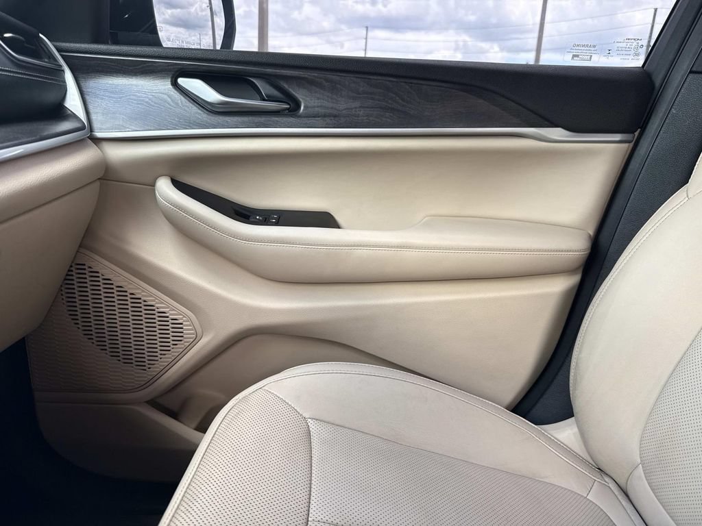 Used 2023 Jeep Grand Cherokee Limited w/ Luxury Tech Group II RWD image 29