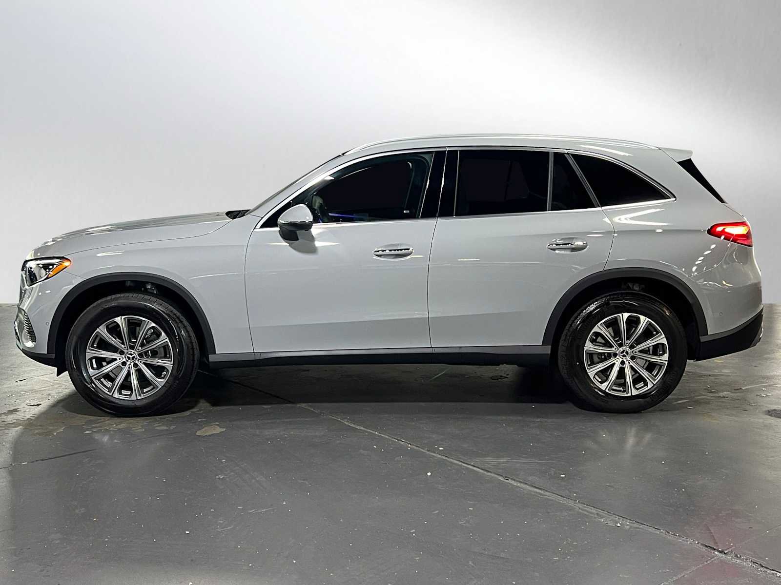 Used 2025 Mercedes-Benz GLC 300 4MATIC image 2