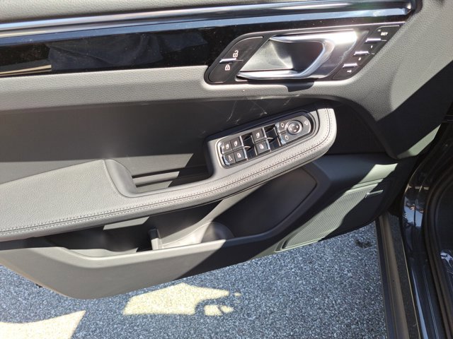 Used 2025 Porsche Macan AWD/4WD image 23
