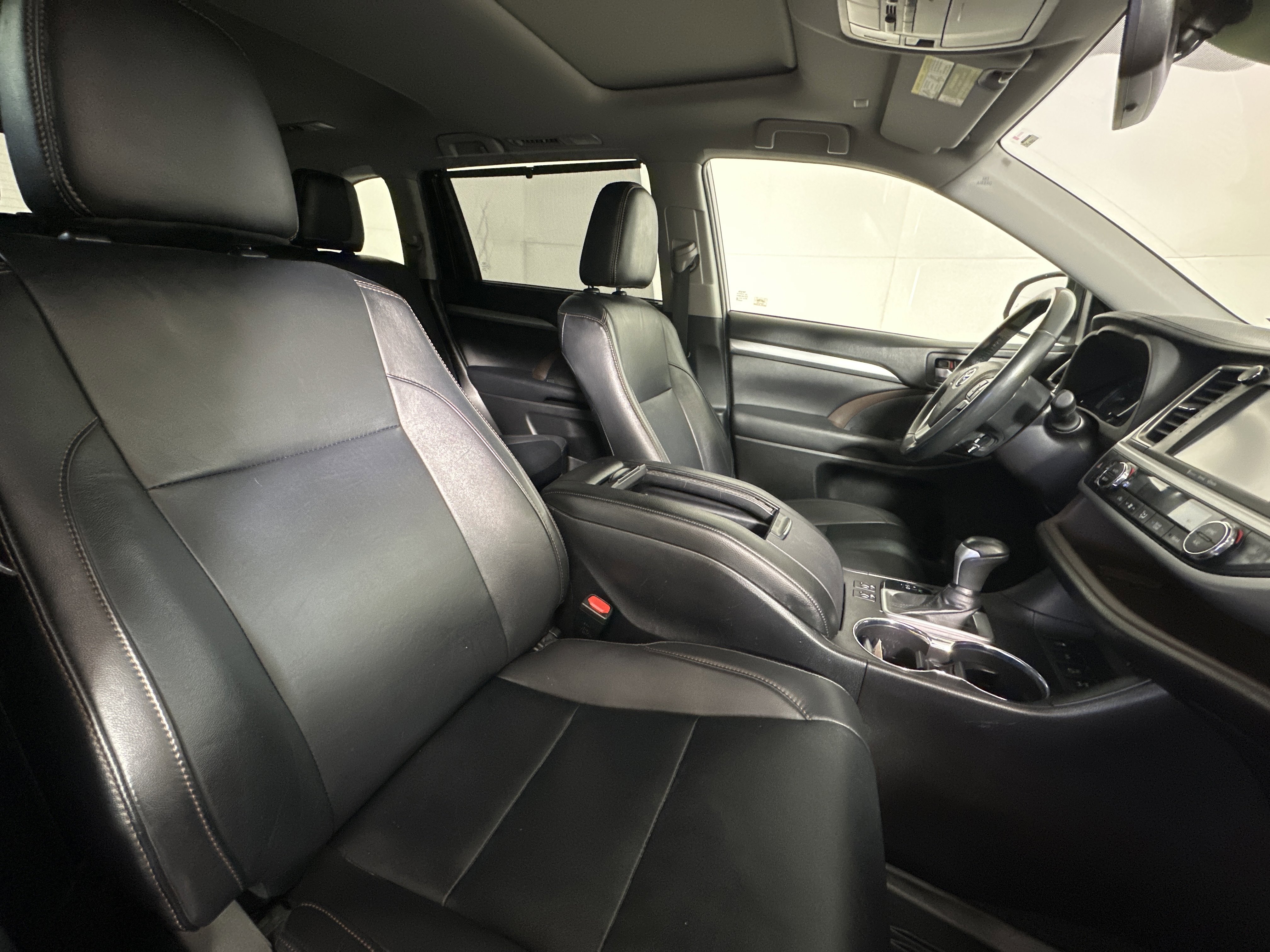 Used 2019 Toyota Highlander AWD V6 image 26