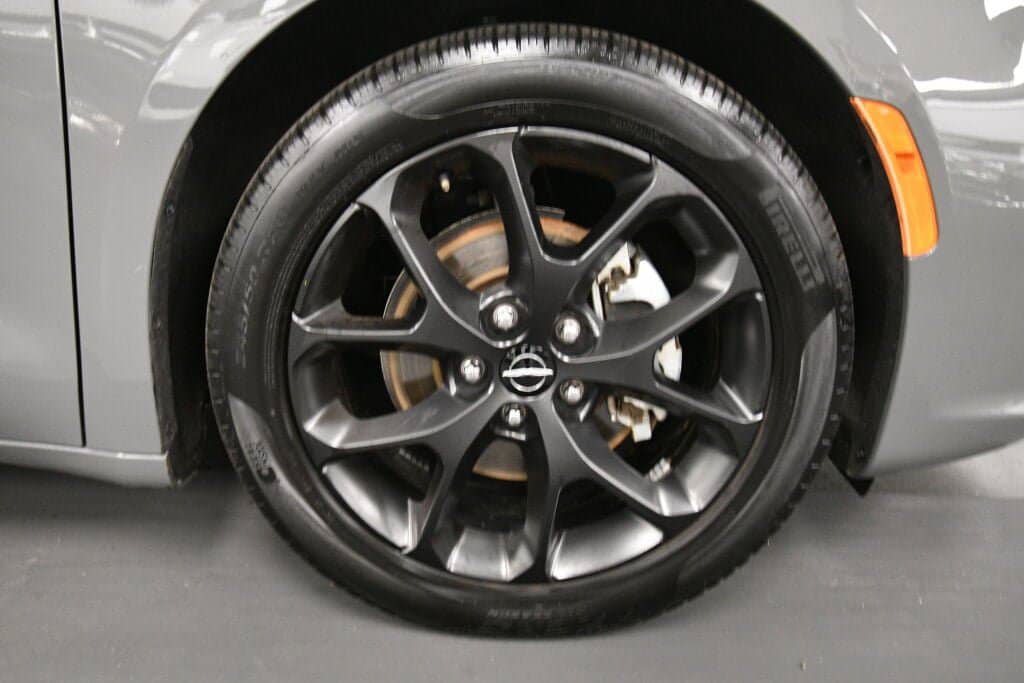 Used 2025 Chrysler Pacifica Limited FWD image 34
